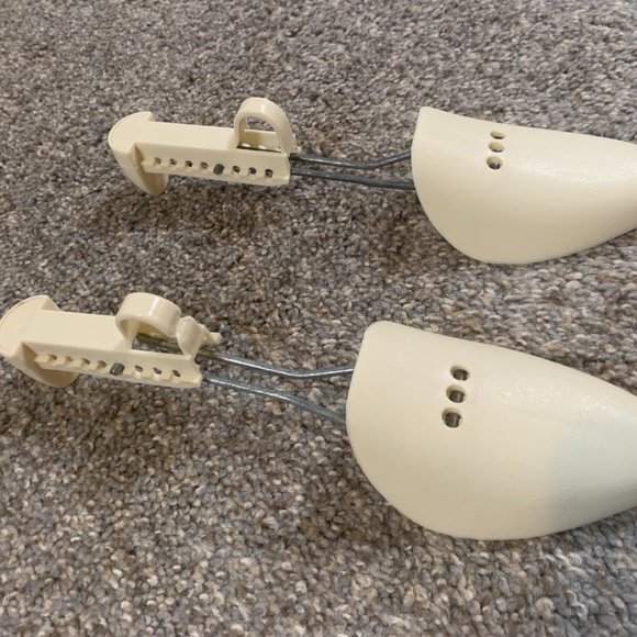 Adjustable Plastic Shoe Tree - Picture 2 of 6